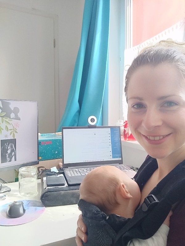 Lucie am Arbeiten mit Baby in der Trage