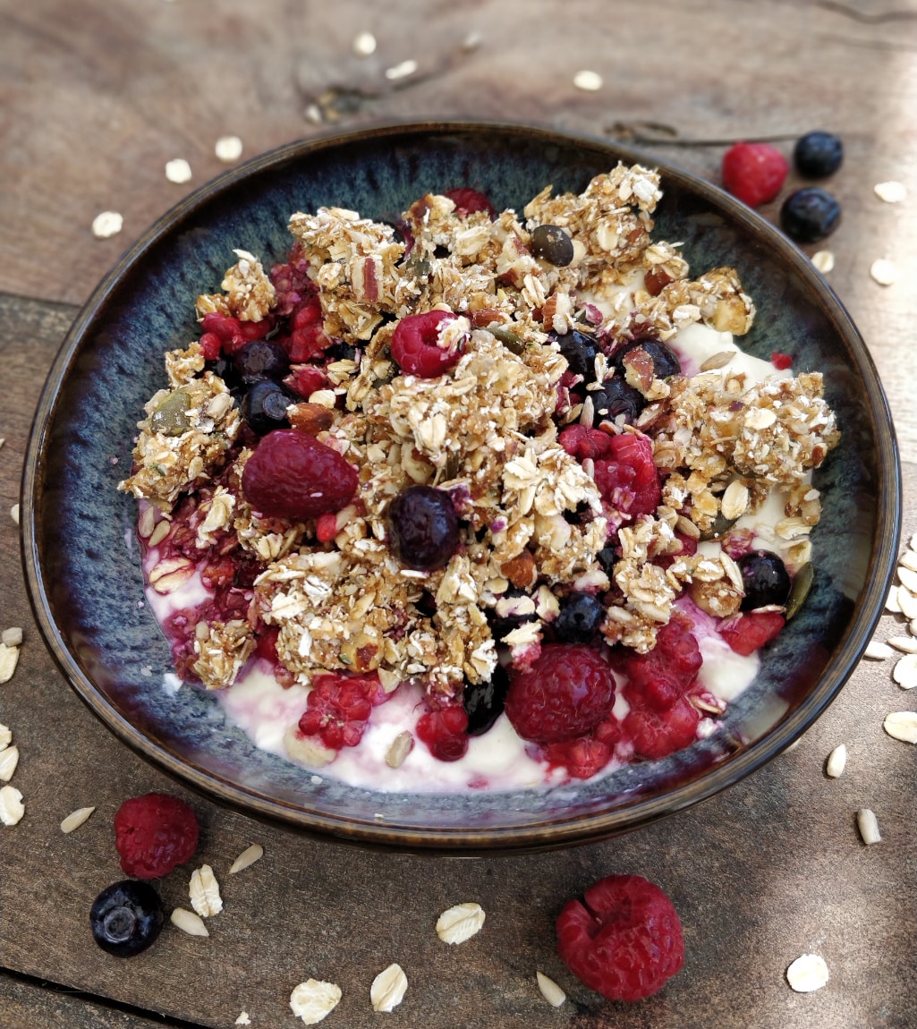 Beeren Joghurt Hafer-Crumble gesunder Heißhunger Snack Ernährungsberatung Schwangerschaft Stillzeit